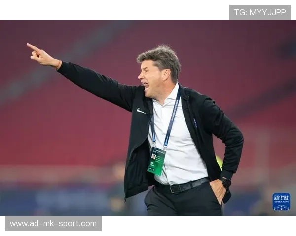 武汉三镇反击节奏极快，两脚推进完成全场飞奔